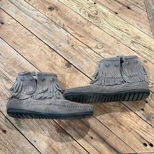 Size 7 Minnetonka Gray moccasins booties